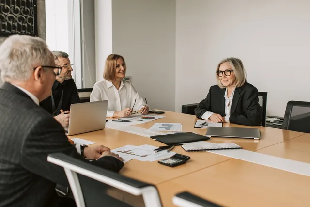 Diverse group of professionals engaged in an office strategy meeting. Konsulttjänster: upphandling, avtal och prismodeller