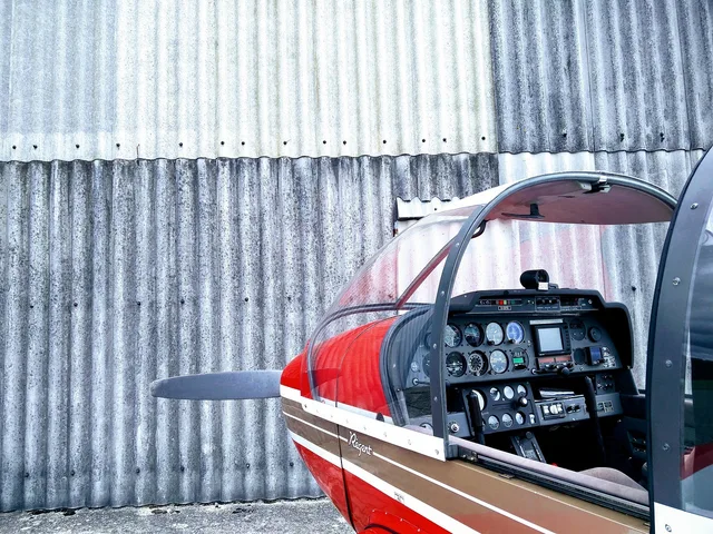 transport system, plan, cockpit, flygfält, flygande, pilot, flyg, privat pilot license, hangar, wellpapp blad. Prenumerationslicens eller evig licens för affärssystem: en jämförelse