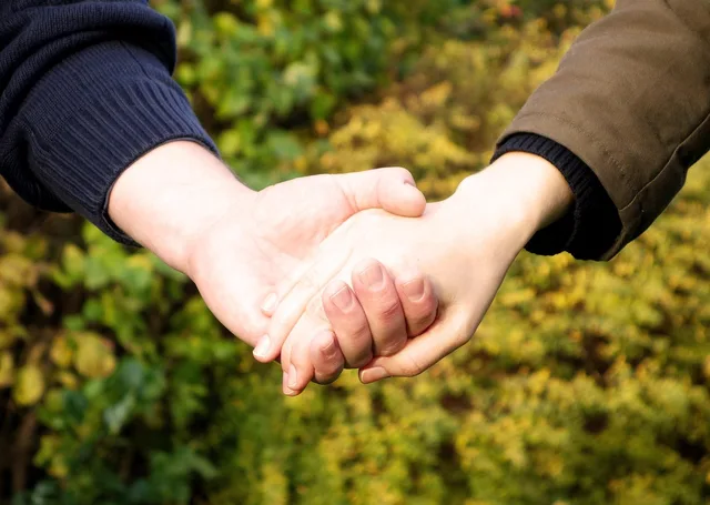 hands, hand, trust, responsibility, fall, hold tight, let go, trust, trust, trust, trust, trust, responsibility, responsibility, let go, let go. Sekretess och ansvar i konsultavtal: vad avtalet bör reglera